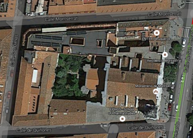 Vista aérea de la iglesia de Montserrat en la calle San Bernardo de Madrid. Se aprecian los pilares del crucero para la cúpula y la forma del proyecto original. Fuente: googlemaps